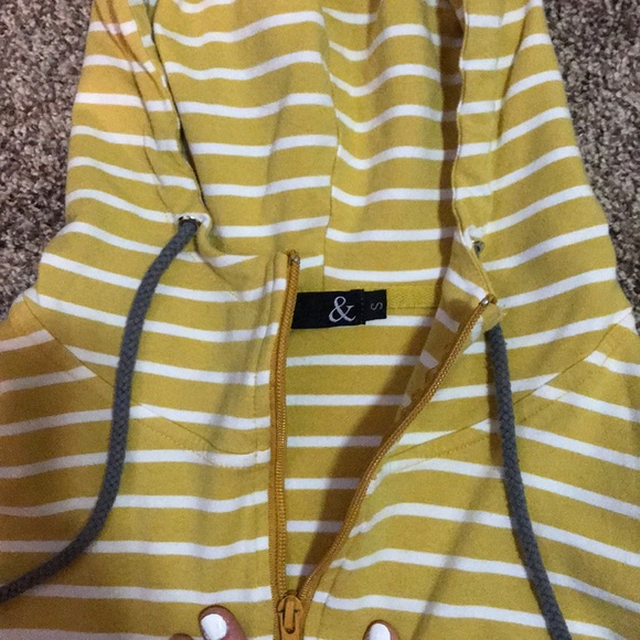 Boutique Pullover - Picture 2 of 4